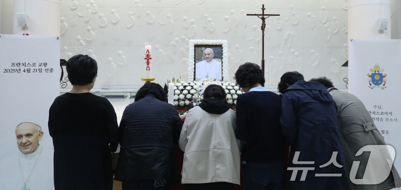 (전주=뉴스1) 유경석 기자 = 23일 전북자치도 전주시 치명자산성지 평화의전당에 마련된 故 프란치스코 교황 분향소에서 신자들이 조문하고 있다. 2025.4.23/뉴스1