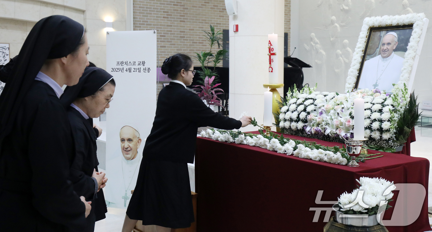 (전주=뉴스1) 유경석 기자 = 23일 전북자치도 전주시 치명자산성지 평화의전당에 마련된 故 프란치스코 교황 분향소에서 신자들이 조문하고 있다. 2025.4.23/뉴스1