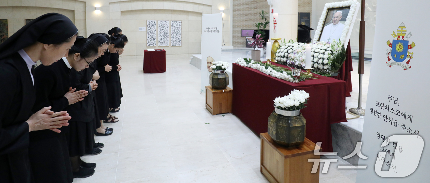 (전주=뉴스1) 유경석 기자 = 23일 전북자치도 전주시 치명자산성지 평화의전당에 마련된 故 프란치스코 교황 분향소에서 신자들이 조문하고 있다. 2025.4.23/뉴스1
