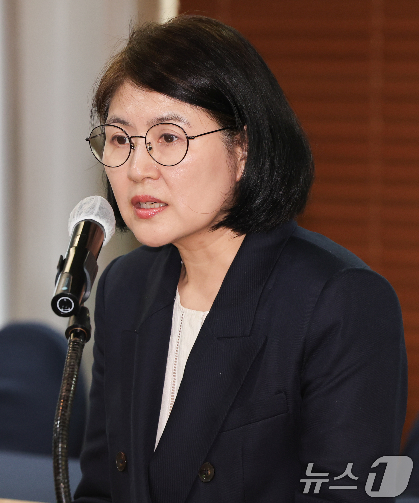 (서울=뉴스1) 허경 기자 = 김종숙 여성정책연구원 원장이 23일 서울 중구 프레스센터에서 열린 저출생 대응을 위한 노사협력 방안 모색 공동토론회에서 개회사를 하고 있다. 2025 …