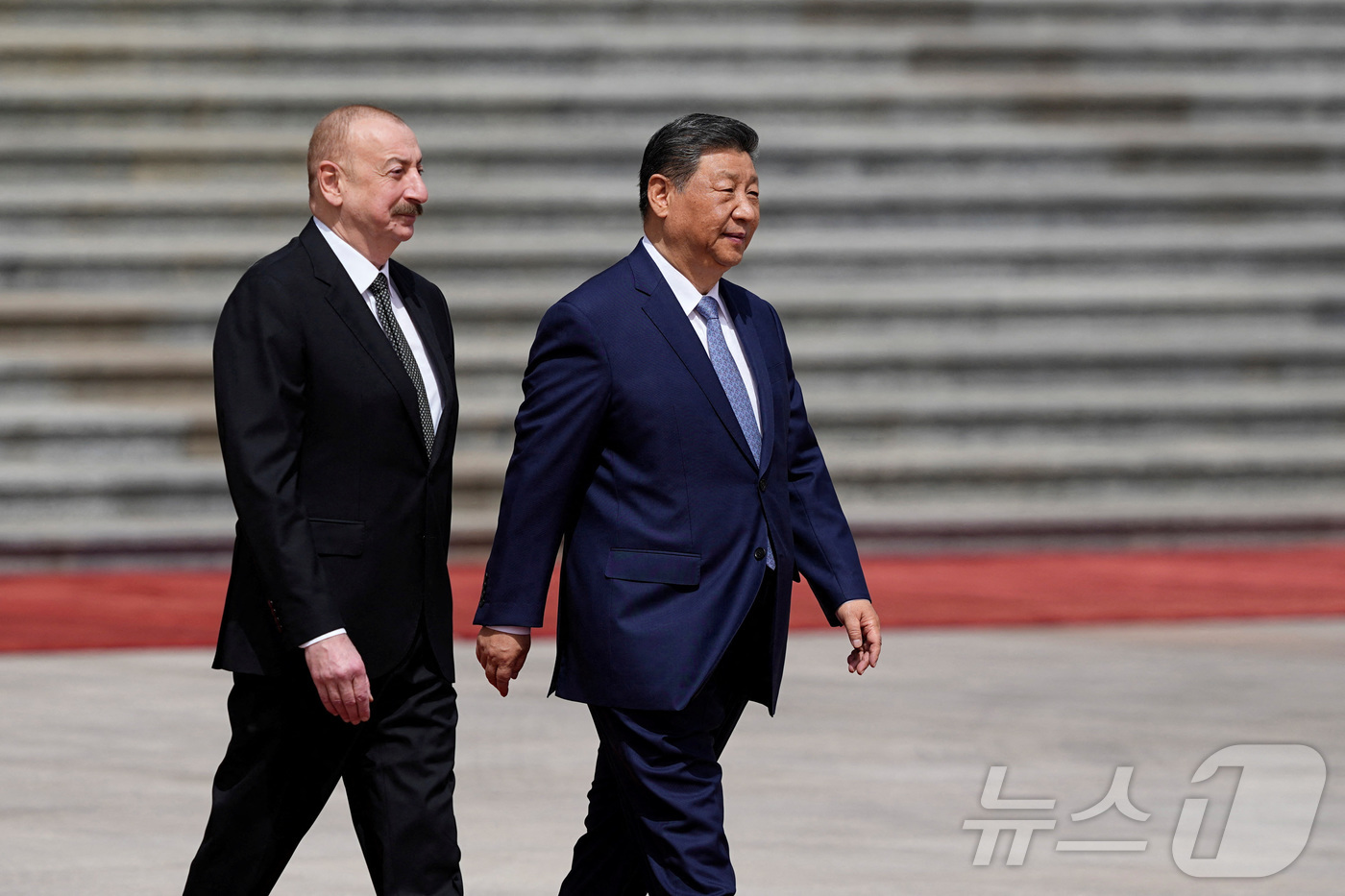 (베이징 로이터=뉴스1) 박우영 기자 = 일함 알리예프 아제르바이잔 대통령과 시진핑 중국 국가주석이 23일(현지시간) 베이징 인민대회당으로 향하고 있다.2025. 04. 23ⓒ 로 …