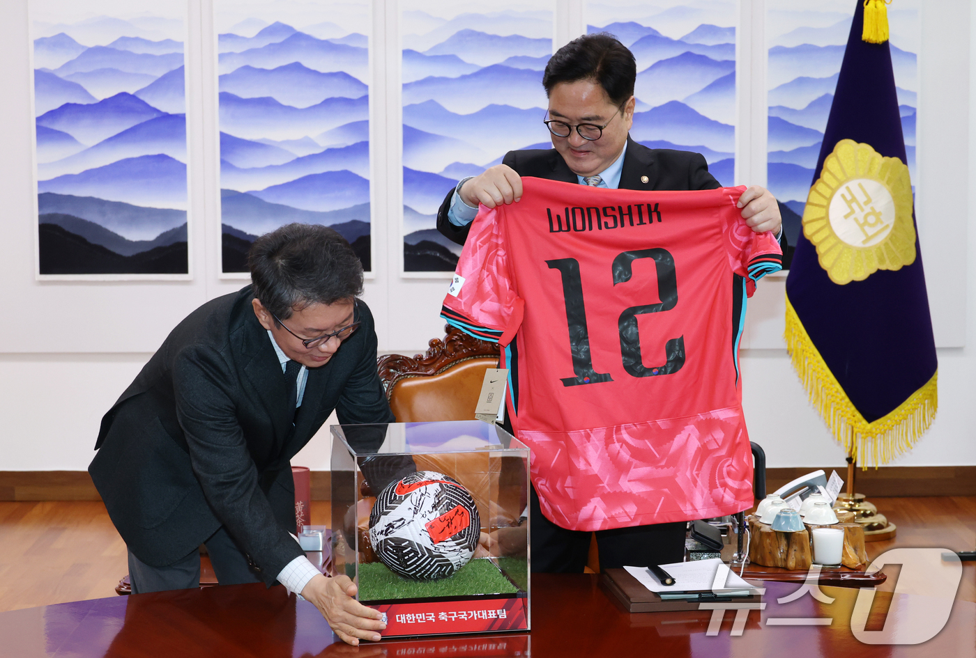 (서울=뉴스1) 이광호 기자 = 우원식 국회의장이 23일 오후 서울 여의도 국회를 찾은 정몽규 대한축구협회장을 접견, 축구공과 유니폼을 선물받고 있다. 2025.4.23/뉴스1