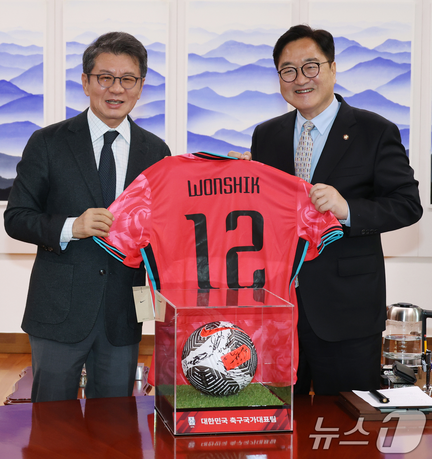 (서울=뉴스1) 이광호 기자 = 우원식 국회의장이 23일 오후 서울 여의도 국회를 찾은 정몽규 대한축구협회장을 접견, 축구공과 유니폼을 선물받고 있다.  2025.4.23/뉴스1