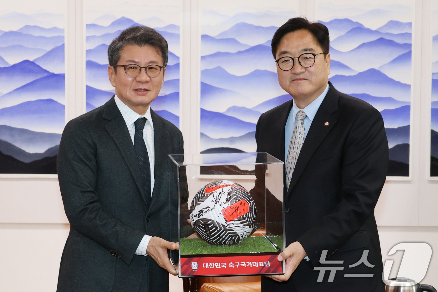 (서울=뉴스1) 이광호 기자 = 우원식 국회의장이 23일 오후 서울 여의도 국회를 찾은 정몽규 대한축구협회장을 접견, 축구공을 선물받고 있다. 2025.4.23/뉴스1