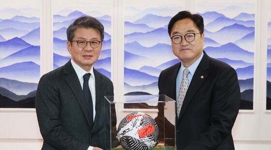 축구공 선물 받은 우원식 의장