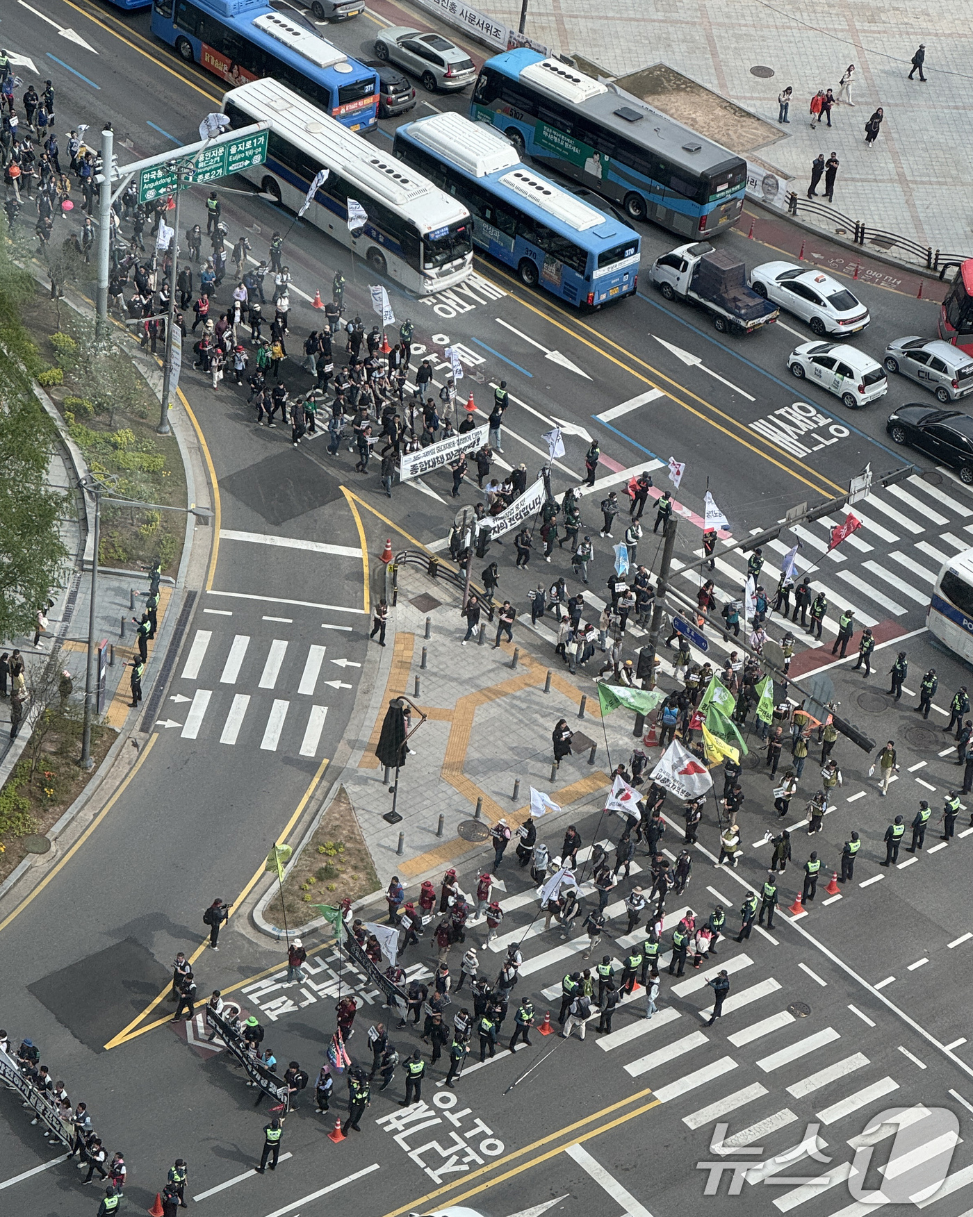 (서울=뉴스1) 장수영 기자 = 민주노총 조합원들이 23일 오후 서울 종로구 일대에서 노동자 참여 산업안전보건법 개정을 촉구하며 행진하고 있다. 2025.4.23/뉴스1