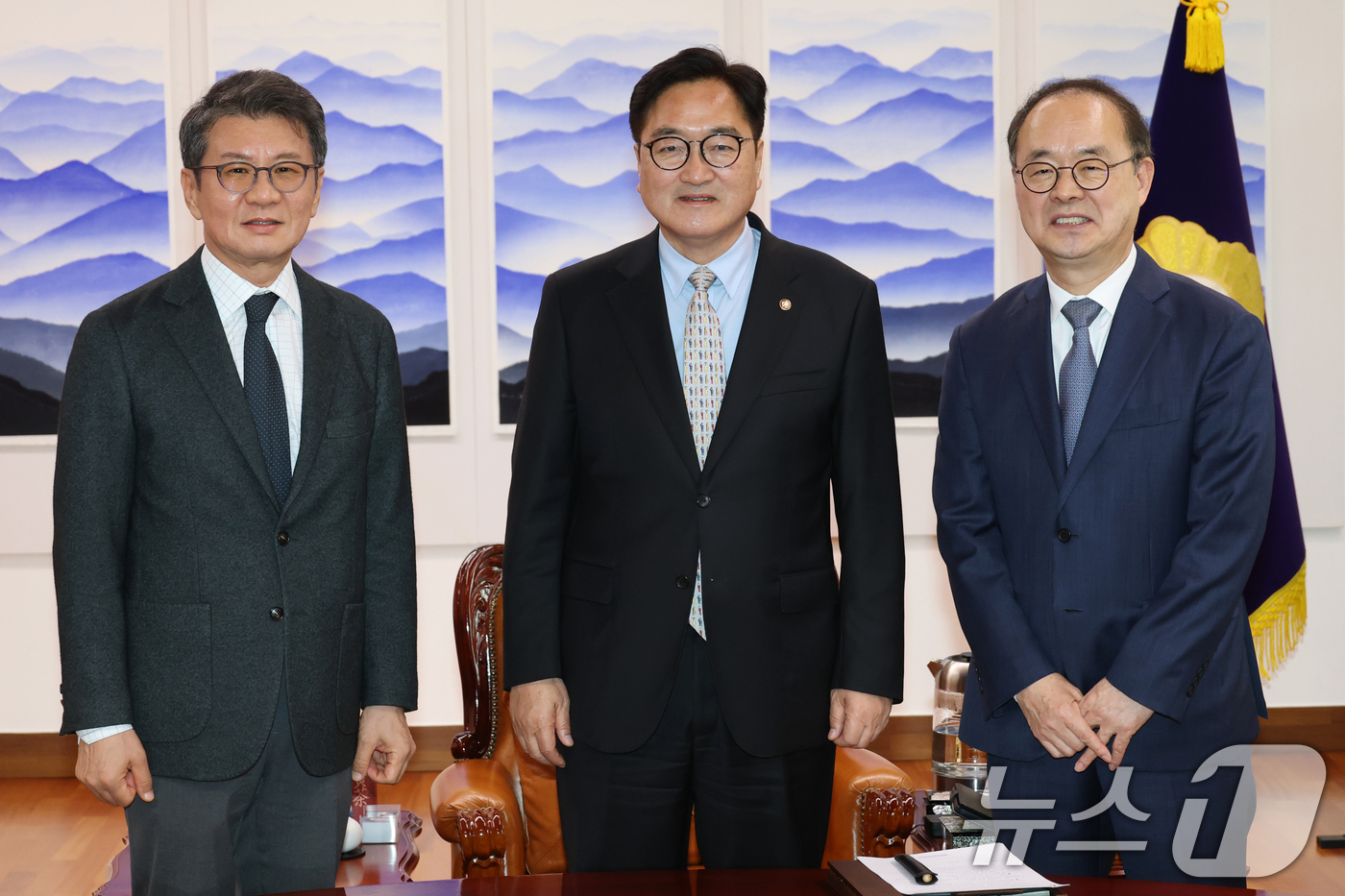 (서울=뉴스1) 이광호 기자 = 우원식 국회의장(가운데)이 23일 오후 서울 여의도 국회를 찾은 정몽규 대한축구협회장을 접견, 기념촬영을 하고 있다. 오른쪽은 이용수 대한축구협회 …