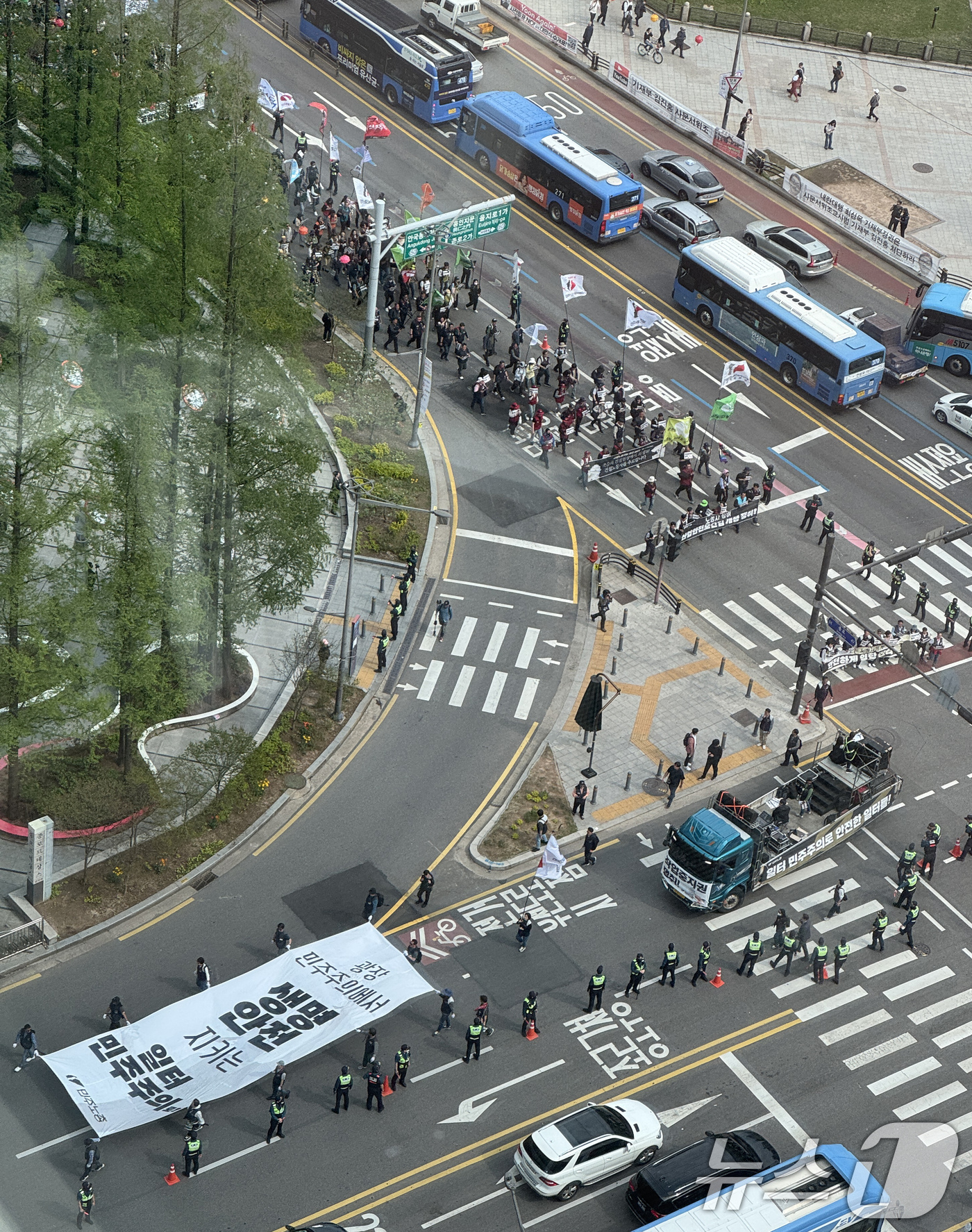 (서울=뉴스1) 장수영 기자 = 민주노총 조합원들이 23일 오후 서울 종로구 일대에서 노동자 참여 산업안전보건법 개정을 촉구하며 행진하고 있다. 2025.4.23/뉴스1