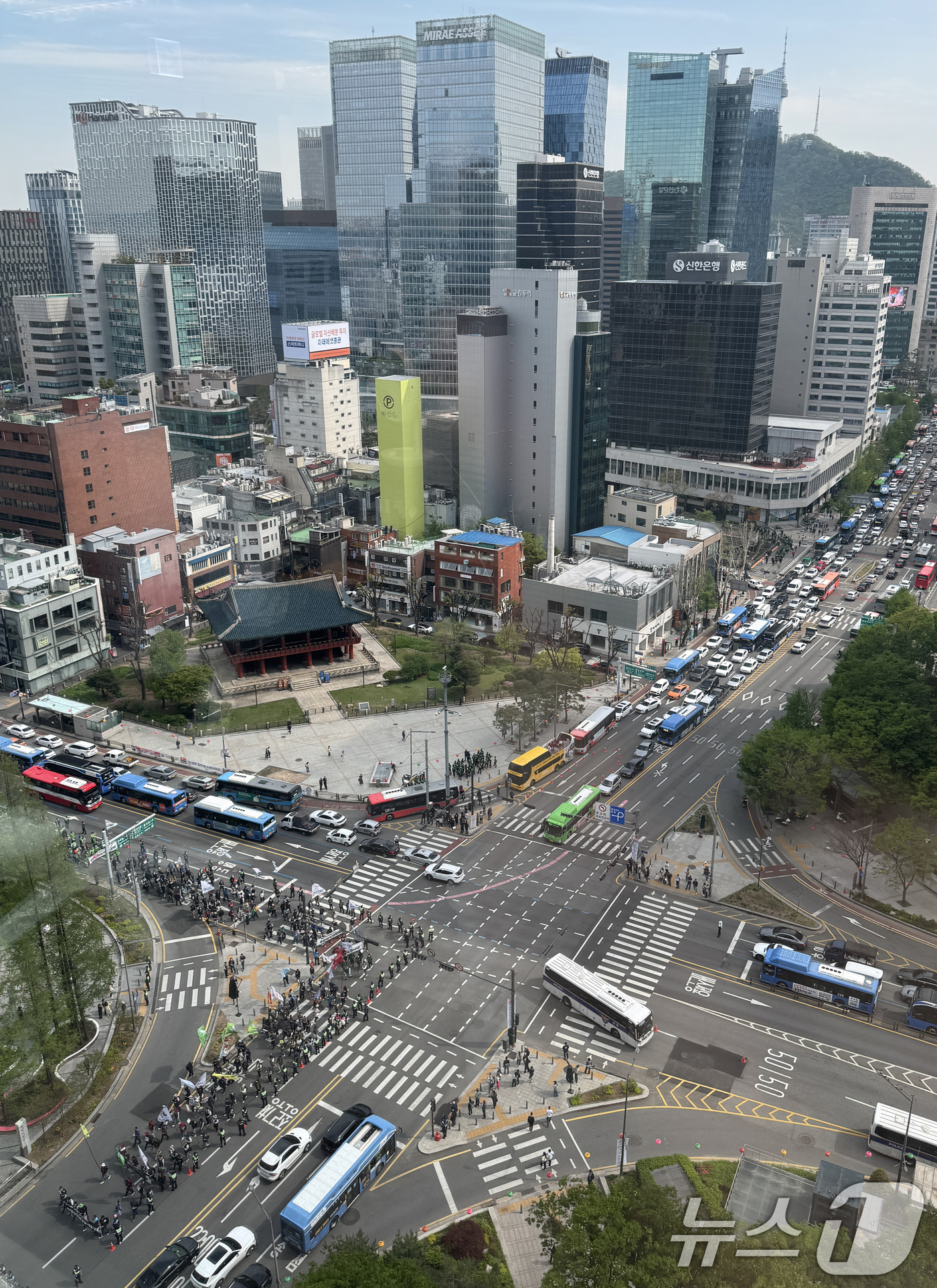 (서울=뉴스1) 장수영 기자 = 민주노총 조합원들이 23일 오후 서울 종로구 일대에서 노동자 참여 산업안전보건법 개정을 촉구하며 행진하고 있다. 2025.4.23/뉴스1