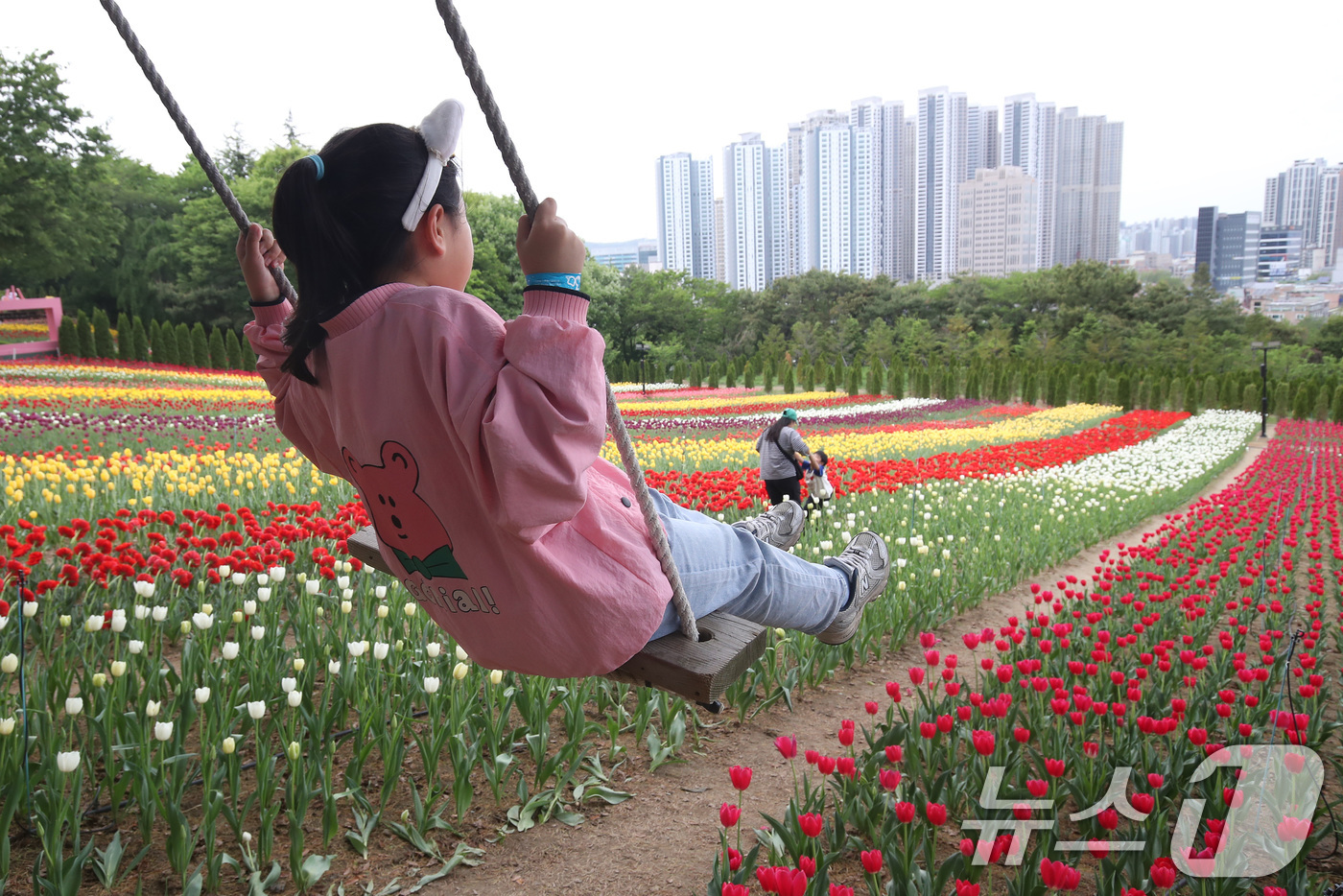 (대구=뉴스1) 공정식 기자 = 23일 오후 대구 달서구 테마파크 이월드를 찾은 아이가 유럽식 정원을 연상케 하는 약 3만3057㎡(1만 평) 규모의 포시즌가든에 곱게 핀 튤립 위 …