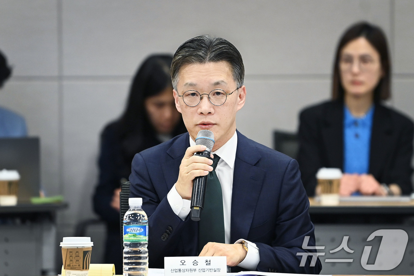 (서울=뉴스1) 이연주 기자 = 오승철 산업통상자원부 산업기반실장이 23일 서울 중구 대한상공회의소 중회의실에서 열린 '유통·인공지능(AI) 얼라이언스 발족식'에 참석해 인사말을 …