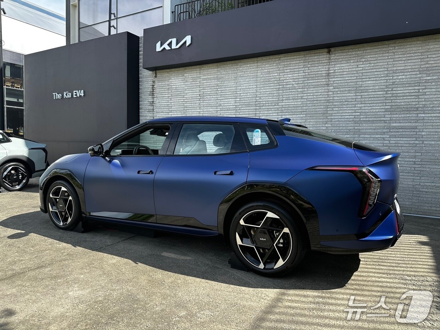 본문 이미지 -  기아의 첫 번째 전동화 세단 &#39;EV4&#39;ⓒ 뉴스1 이동희 기자