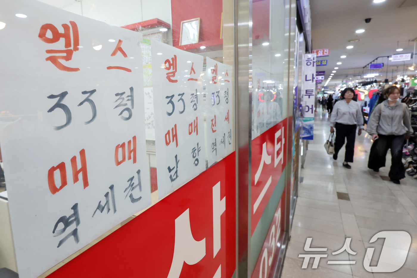 (서울=뉴스1) 민경석 기자 = 토지거래허가구역 확대·재지정에도 1년 후 주택가격이 더 오를 것이라고 예상하는 소비자가 늘어난 것으로 조사됐다.한국은행이 23일 발표한 '소비자동향 …