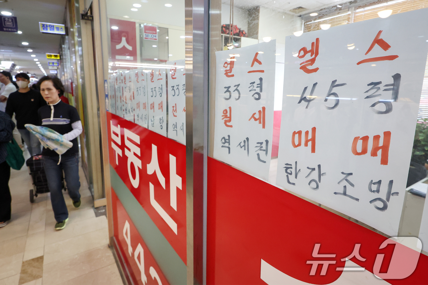(서울=뉴스1) 민경석 기자 = 토지거래허가구역 확대·재지정에도 1년 후 주택가격이 더 오를 것이라고 예상하는 소비자가 늘어난 것으로 조사됐다.한국은행이 23일 발표한 '소비자동향 …