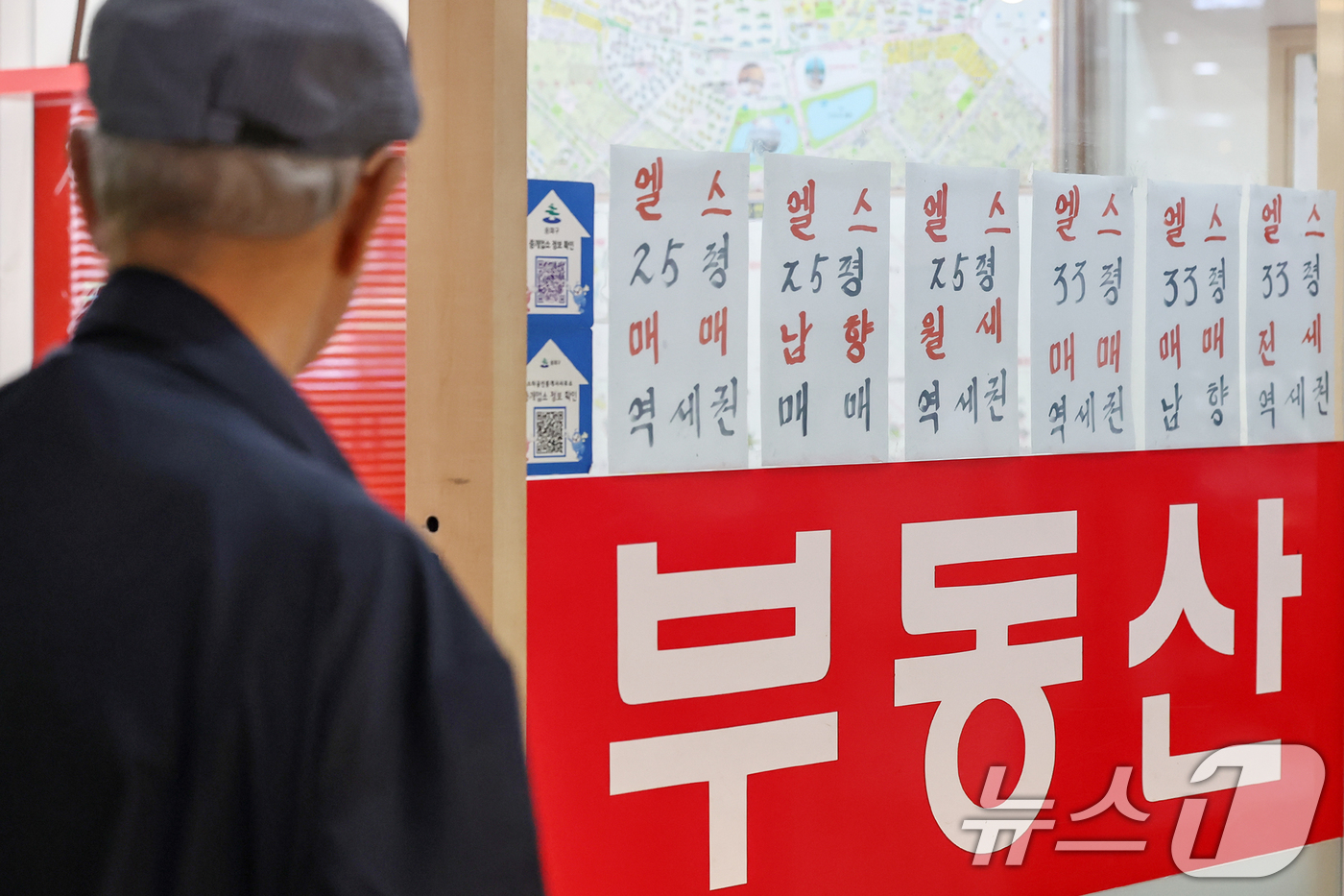 (서울=뉴스1) 민경석 기자 = 토지거래허가구역 확대·재지정에도 1년 후 주택가격이 더 오를 것이라고 예상하는 소비자가 늘어난 것으로 조사됐다.한국은행이 23일 발표한 '소비자동향 …