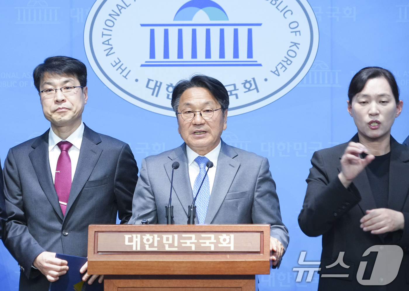 (광주=뉴스1) 박준배 기자 = 강기정 광주시장과 김정기 대구시장 권한대행, 광주·대구 지역 국회의원들이 23일 오후 서울 여의도 국회 소통관에서 ‘달빛철도 예비타당성조사 면제 확 …