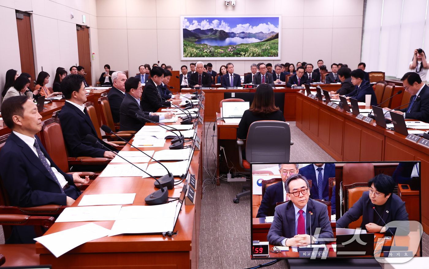 (서울=뉴스1) 김민지 기자 = 조태열 외교부 장관이 23일 오후 서울 여의도 국회에서 열린 외교통일위원회의 전체회의에서 2025년도 제1회 추가경정예산안(정부) 관련 의원 질의에 …