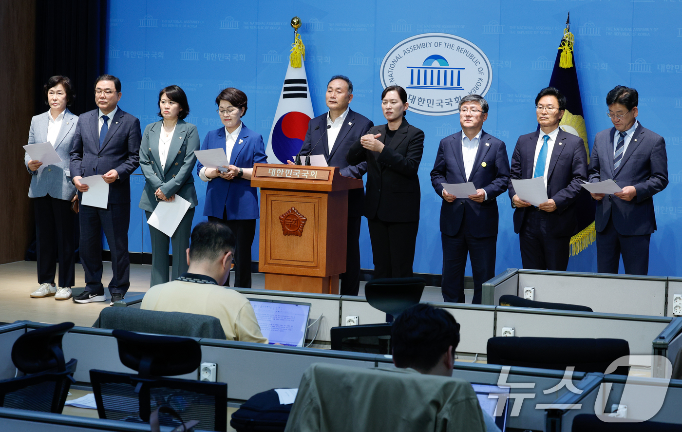 (서울=뉴스1) 안은나 기자 = 국회 산업통상자원중소벤처기업위원회 김원이 간사를 비롯한 더불어민주당 의원들이 23일 오후 서울 여의도 국회 소통관에서 한미 2+2 통상협의에 나선 …