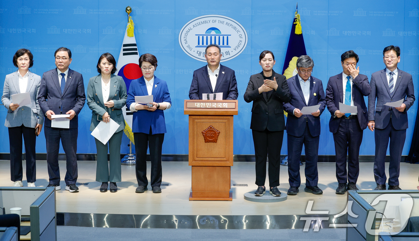 (서울=뉴스1) 안은나 기자 = 국회 산업통상자원중소벤처기업위원회 김원이 간사를 비롯한 더불어민주당 의원들이 23일 오후 서울 여의도 국회 소통관에서 한미 2+2 통상협의에 나선 …