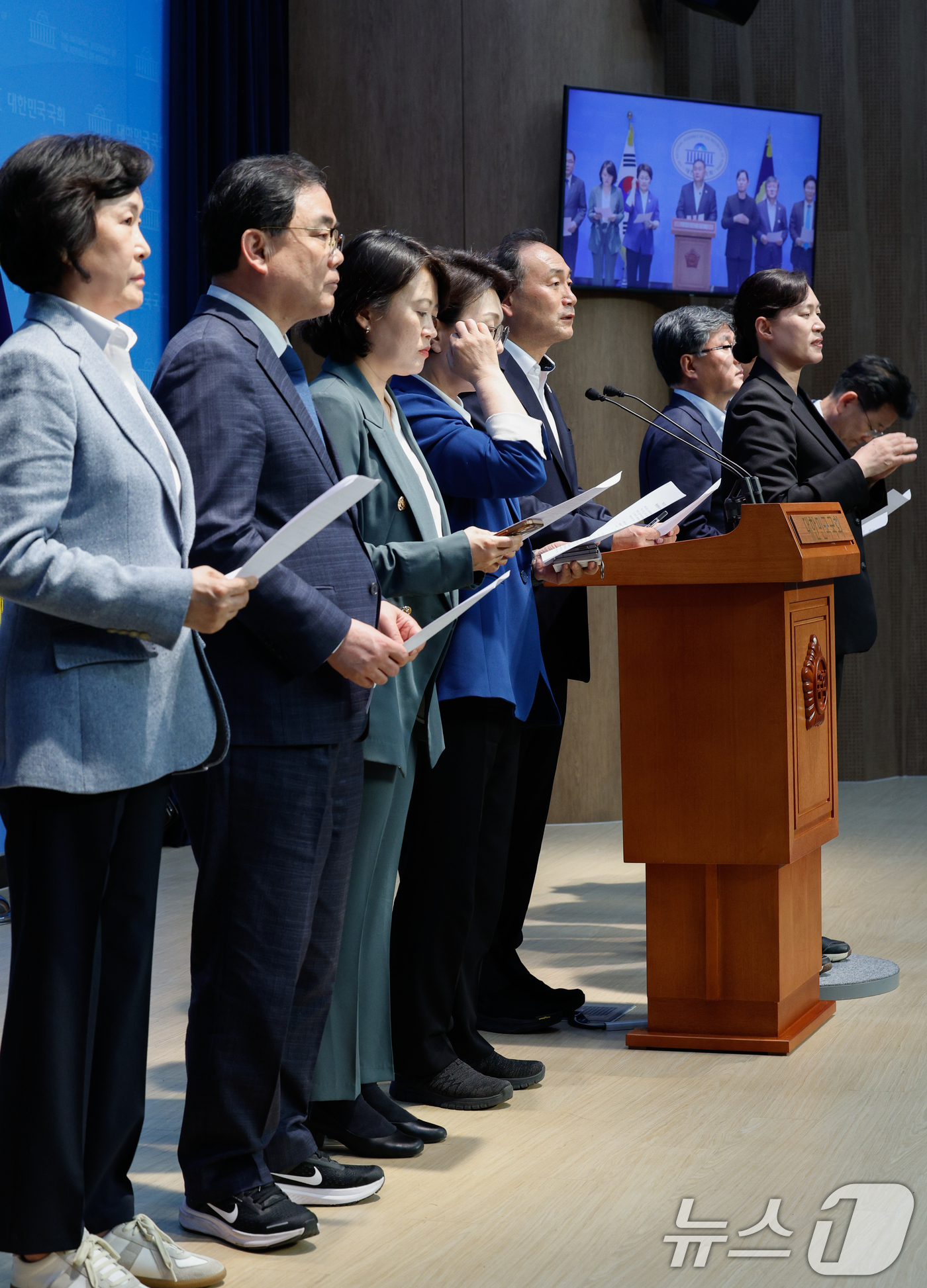 (서울=뉴스1) 안은나 기자 = 국회 산업통상자원중소벤처기업위원회 김원이 간사를 비롯한 더불어민주당 의원들이 23일 오후 서울 여의도 국회 소통관에서 한미 2+2 통상협의에 나선 …