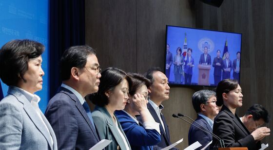 기자회견하는 민주 산자위원들