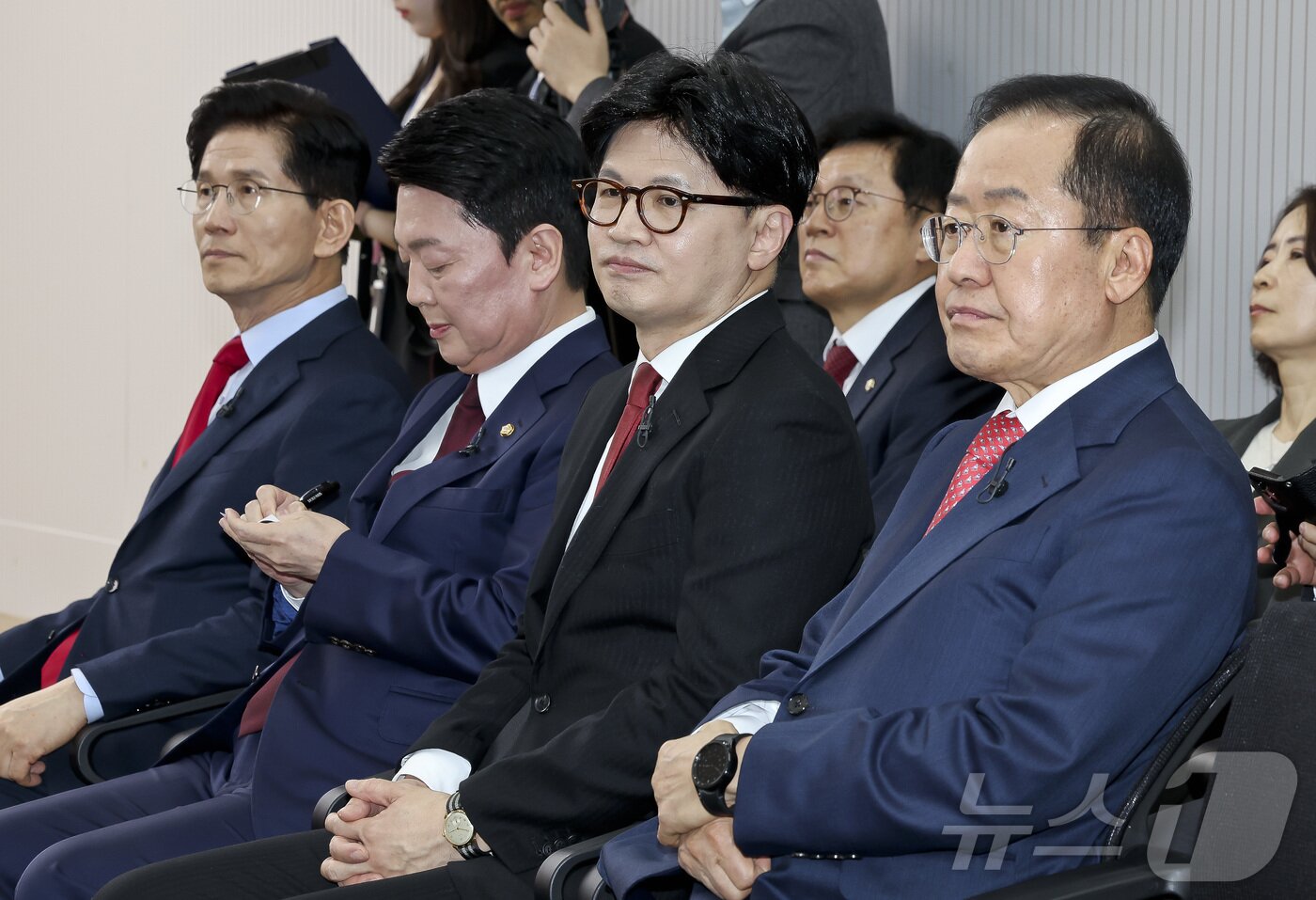 본문 이미지 - 국민의힘 김문수&#40;왼쪽부터&#41;, 안철수, 한동훈, 홍준표 대선 경선 후보가 23일 서울 여의도 국민의힘 중앙당사에서 열린 2차 경선 토론회 미디어데이에 참석해 있다. 2025.4.23/뉴스1 ⓒ News1 국회사진취재단