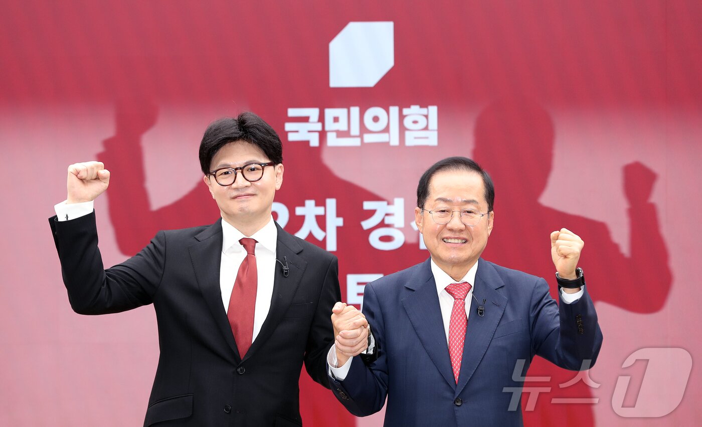 본문 이미지 - 국민의힘 한동훈(왼쪽), 홍준표 경선 후보가 23일 서울 영등포구 중앙당사에서 열린 제21대 대통령후보자 선출을 위한 2차 경선 토론회 미디어 데이에서 서로를 1:1 맞수 토론 상대로 선택한 뒤 포즈를 취하고 있다. 2025.4.23/뉴스1 ⓒ News1 국회사진취재단