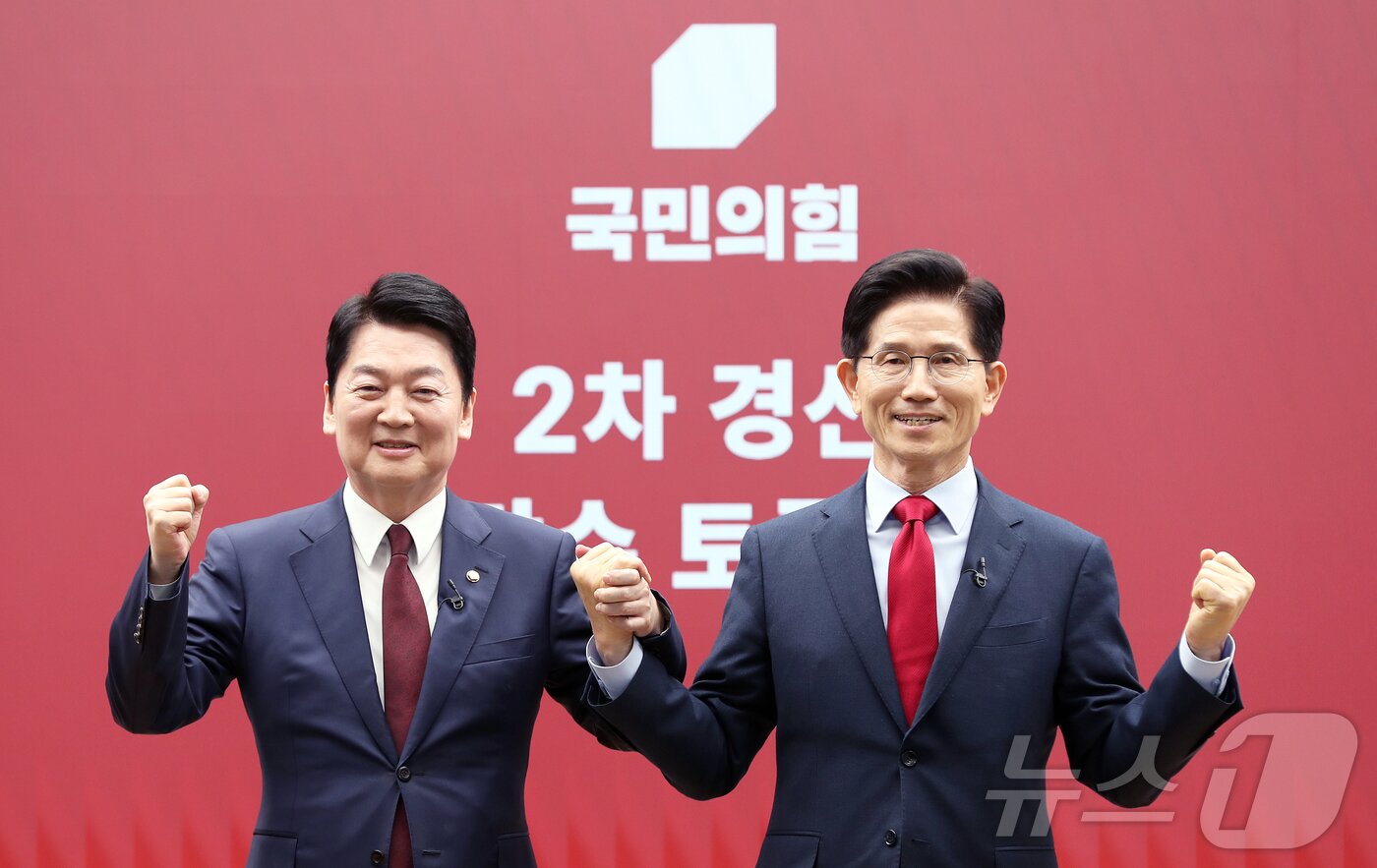 본문 이미지 - 안철수 국민의힘 경선 후보가 23일 서울 영등포구 중앙당사에서 열린 제21대 대통령후보자 선출을 위한 2차 경선 토론회 미디어 데이에서 1:1 맞수 토론 상대로 김문수 후보를 선택한 뒤 포즈를 취하고 있다. 2025.4.23/뉴스1 ⓒ News1 국회사진취재단