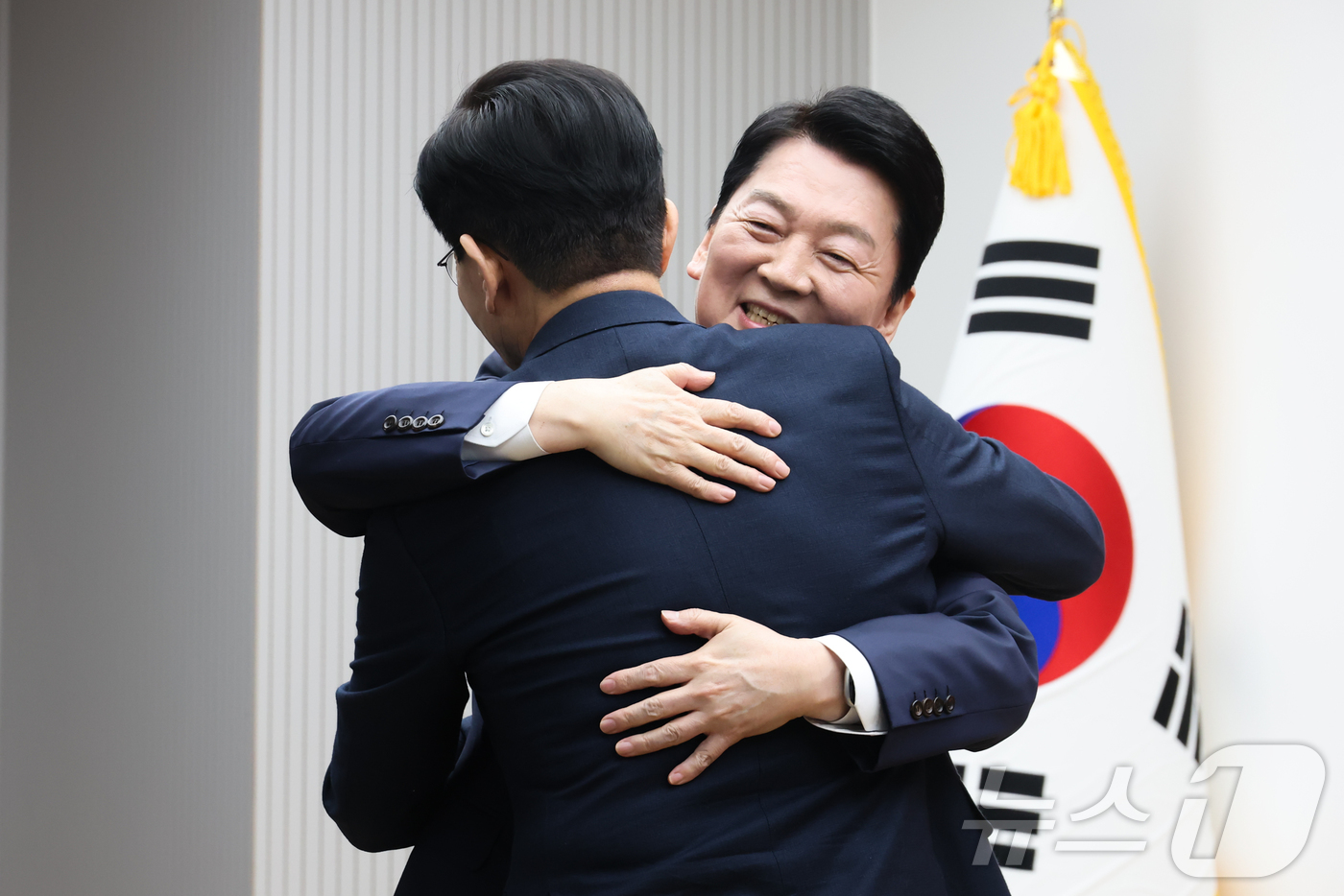 (서울=뉴스1) 국회사진취재단 = 안철수 국민의힘 대선 경선 후보가 23일 서울 여의도 국민의힘 중앙당사에서 열린 2차 경선 토론회 미디어데이에서 토론자로 지명한 김문수 후보와 포 …