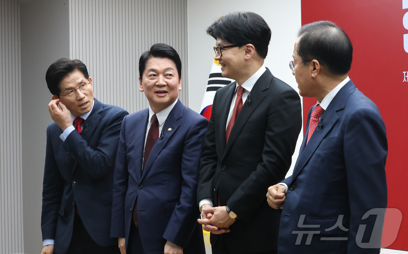 (서울=뉴스1) 국회사진취재단 = 김문수(왼쪽부터), 안철수, 한동훈, 홍준표 국민의힘 대선 경선 후보가 23일 서울 여의도 국민의힘 중앙당사에서 열린 2차 경선 토론회 미디어데이 …