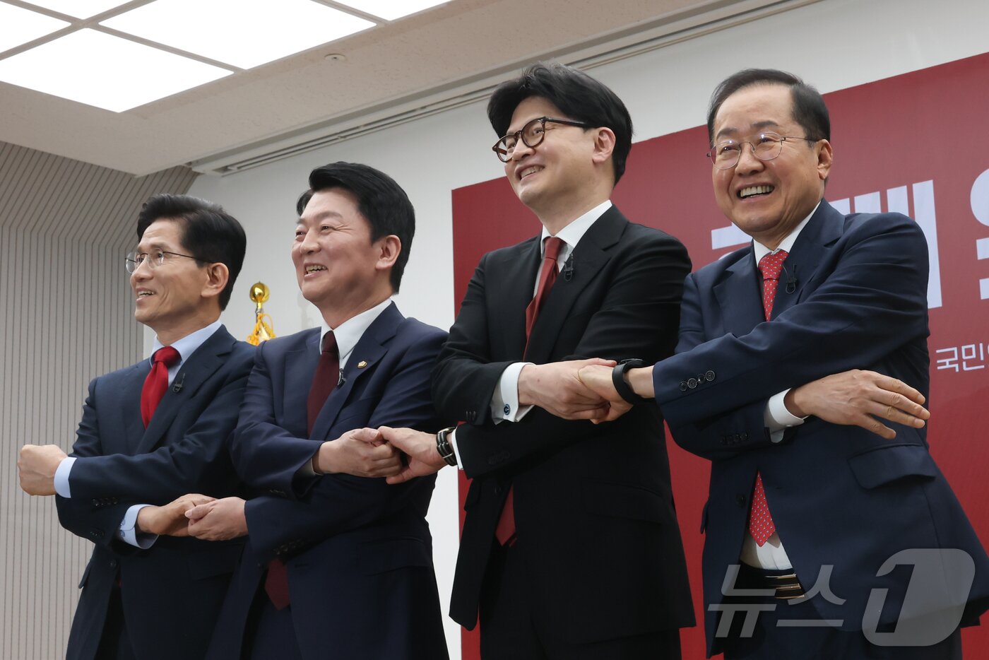 본문 이미지 - 김문수(왼쪽부터), 안철수, 한동훈, 홍준표 국민의힘 대선 경선 후보가 23일 서울 여의도 국민의힘 중앙당사에서 열린 2차 경선 토론회 미디어데이에서 기념촬영을 하고 있다. 2025.4.23/뉴스1 ⓒ News1 국회사진취재단