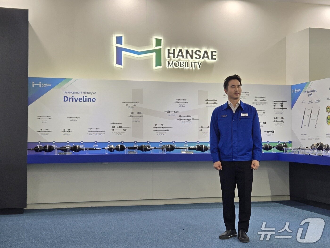 본문 이미지 - 김익환 한세모빌리티 대표이사 부회장이 23일 대구 달성군 소재 한세모빌리티 본사 로비에서 기업설명회&#40;IR&#41; 이후 기념 사진을 촬영한 모습. 2025.04.23/뉴스1 김성식 기자