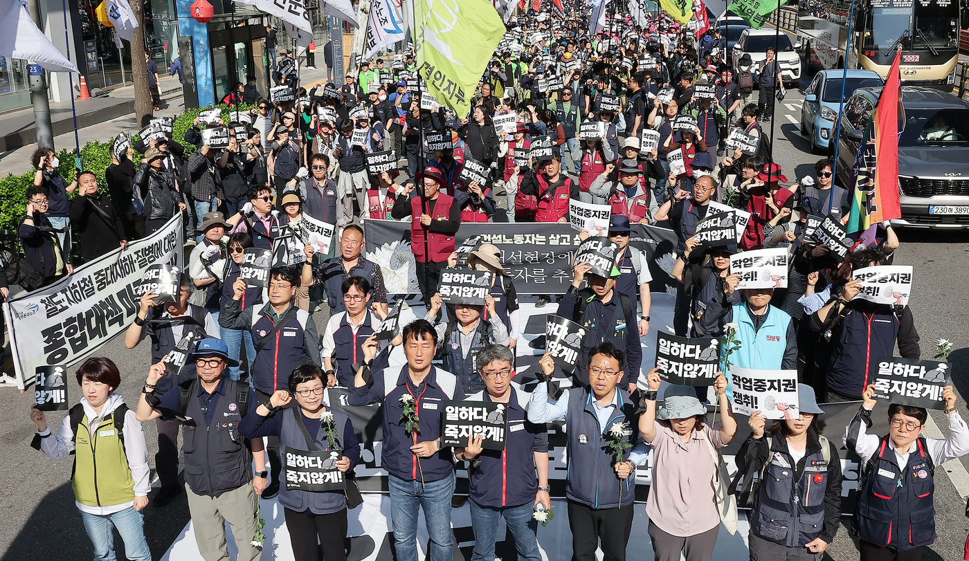 (서울=뉴스1) 김진환 기자 = 민주노총 조합원들이 23일 오후 서울 종로구 CJ대한통운 본사 앞에서 열린 '작업중지권 쟁취! 노동자 참여 산업안전보건법 개정 민주노총 결의대회'에 …