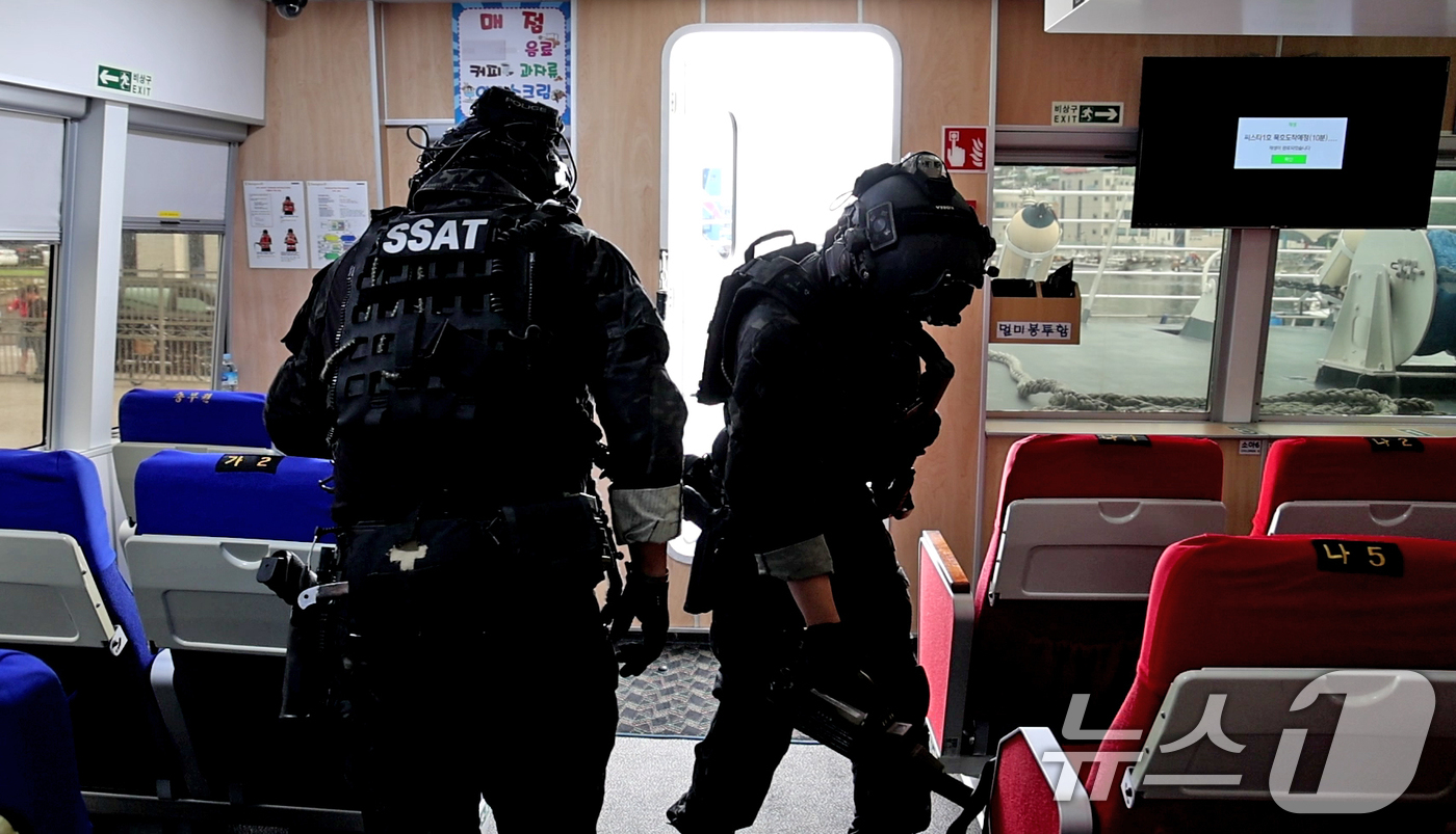 (포항=뉴스1) 최창호 기자 = 동해지방해양경찰청(청장 김성종)이 '2025 APEC 정상회의를 앞두고 경북 포항해양경찰서 관내 파출소에서 폭발물 초동조치 교육을 실시했다고 23일 …