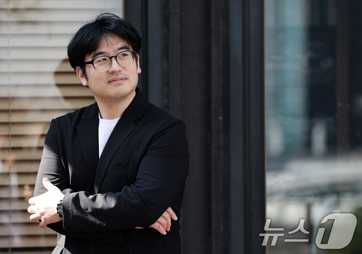 본문 이미지 - 사회학자 오찬호 교수가 23일 서울 중구의 한 카페에서 열린 뉴스1과의 인터뷰에서 포즈를 취하고 있다. 2025.4.23/뉴스1 ⓒ News1 오대일 기자