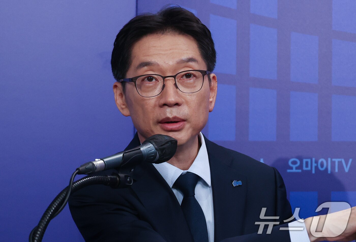 본문 이미지 - 더불어민주당 제21대 대통령선거 경선에 나선 김경수 예비후보가 23일 오후 서울 여의도 오마이TV 스튜디오에서 열린 오마이TV 초청 토론회에서 모두발언을 하고 있다. 2025.4.23/뉴스1 ⓒ News1 국회사진취재단