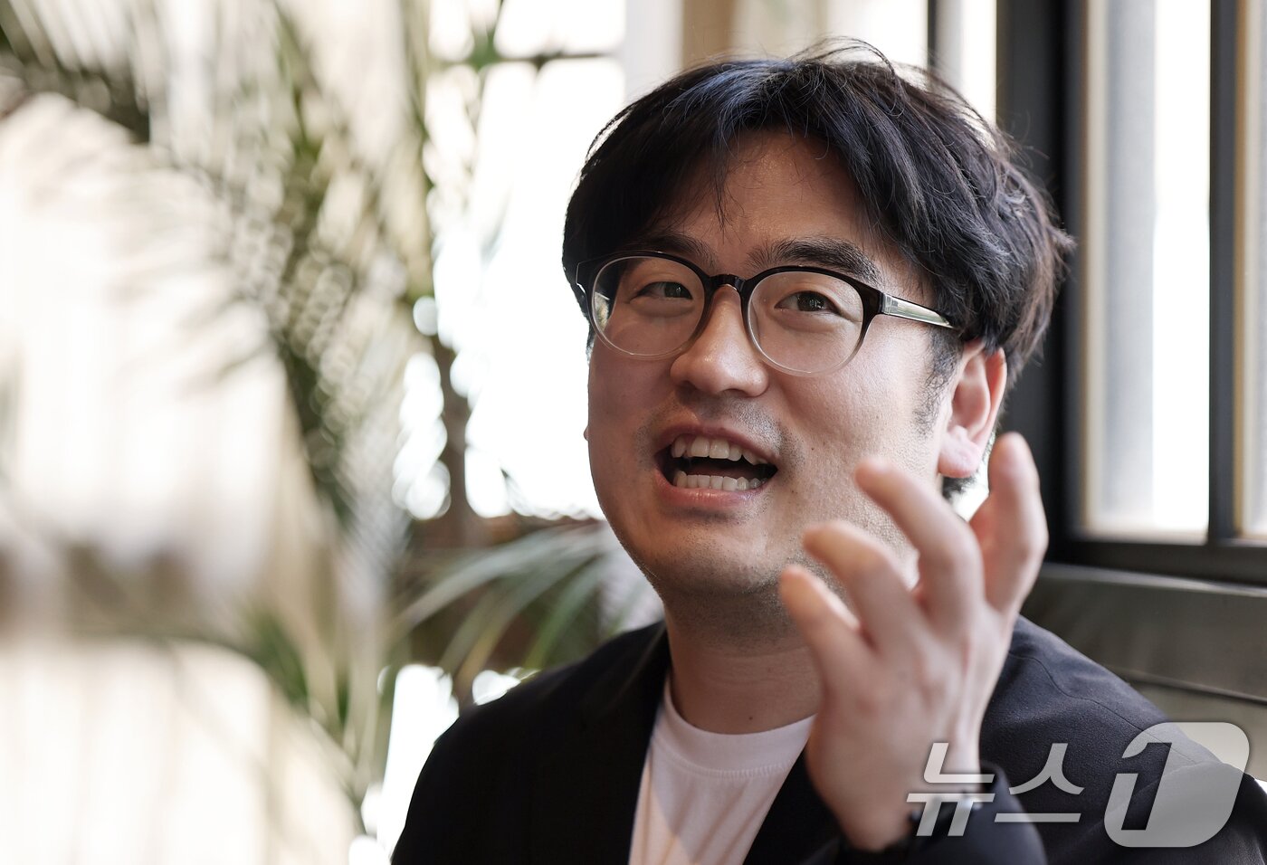 본문 이미지 - 사회학자 오찬호 교수가 23일 서울 중구의 한 카페에서 열린 뉴스1과의 인터뷰에서 차기 정부에 바라는 정책 제언을 하고 있다. 2025.4.23/뉴스1 ⓒ News1 오대일 기자