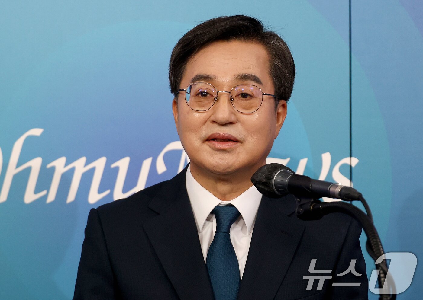 본문 이미지 - 더불어민주당 제21대 대통령선거 경선에 나선 김동연 예비후보가 23일 오후 서울 여의도 오마이TV 스튜디오에서 열린 오마이TV 초청 토론회에서 모두발언을 하고 있다. 2025.4.23/뉴스1 ⓒ News1 국회사진취재단