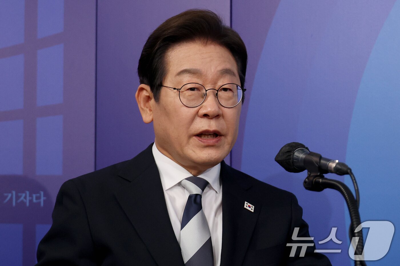 본문 이미지 - 더불어민주당 제21대 대통령선거 경선에 나선 이재명 예비후보가 23일 오후 서울 여의도 오마이TV 스튜디오에서 열린 오마이TV 초청 토론회에서 모두발언을 하고 있다. 2025.4.23/뉴스1 ⓒ News1 국회사진취재단