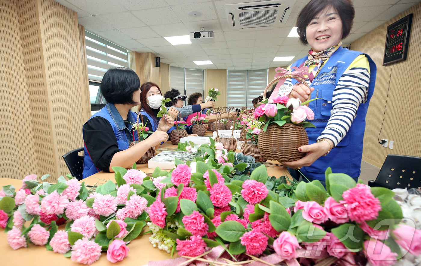 (광주=뉴스1) 박지현 기자 = 23일 가정의 달을 앞두고 광주 북구 중흥동 행정복지센터에서 열린 카네이션 만들기 프로그램에 참가한 동캠프지기 회원들이 지역 돌봄 어르신들에게 전달 …