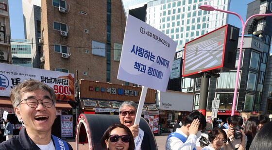 출협,  '세계 책과 저작권의 날' 맞아 책·장미꽃 증정 행사