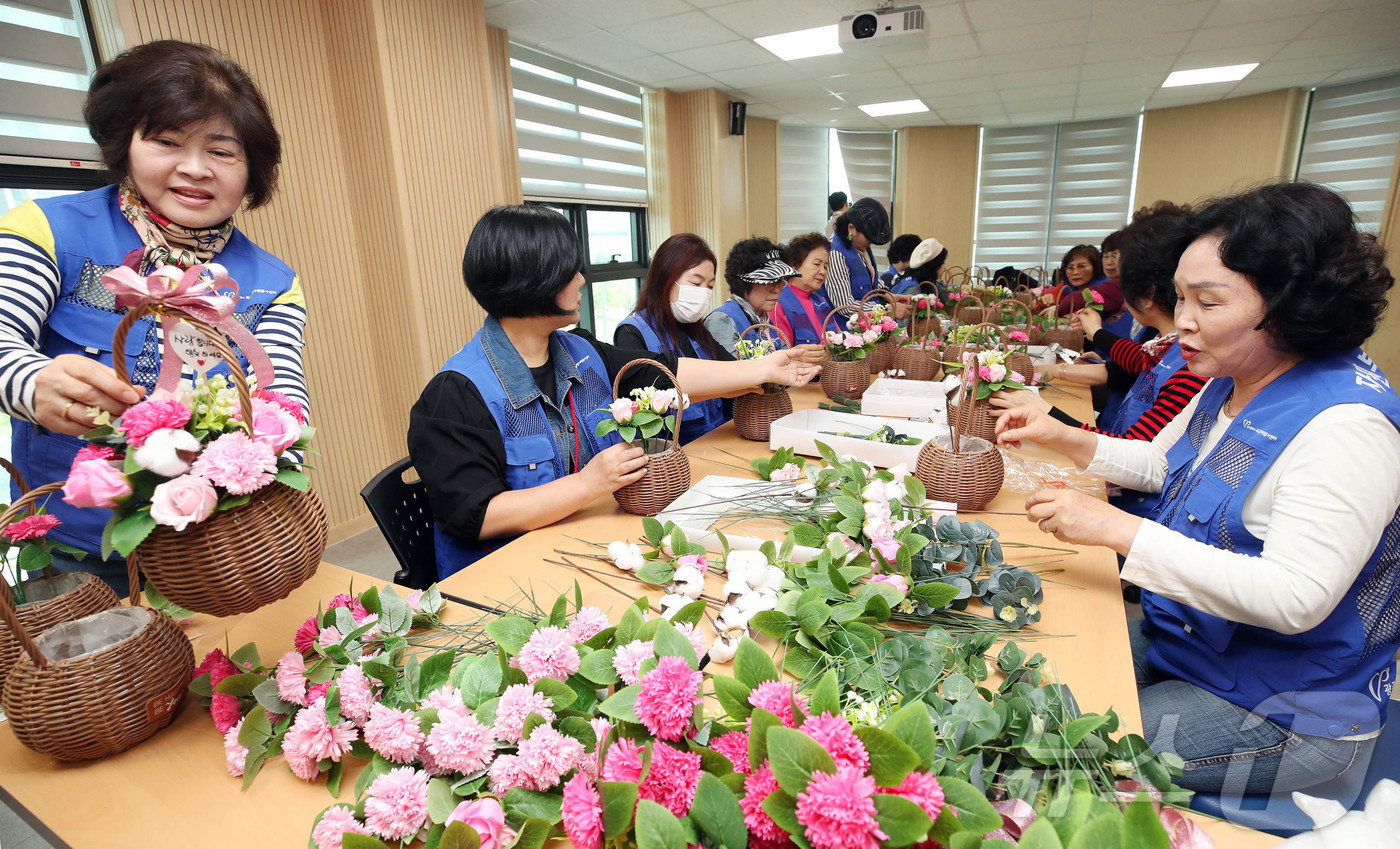 (광주=뉴스1) 박지현 기자 = 23일 가정의 달을 앞두고 광주 북구 중흥동 행정복지센터에서 열린 카네이션 만들기 프로그램에 참가한 동캠프지기 회원들이 지역 돌봄 어르신들에게 전달 …