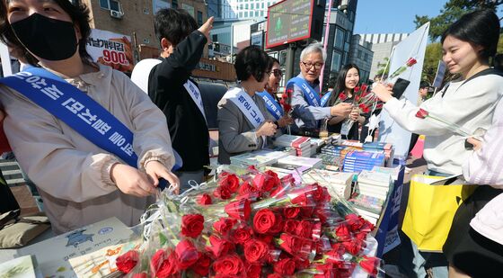 출협,  '세계 책과 저작권의 날' 맞아 책·장미꽃 증정 행사