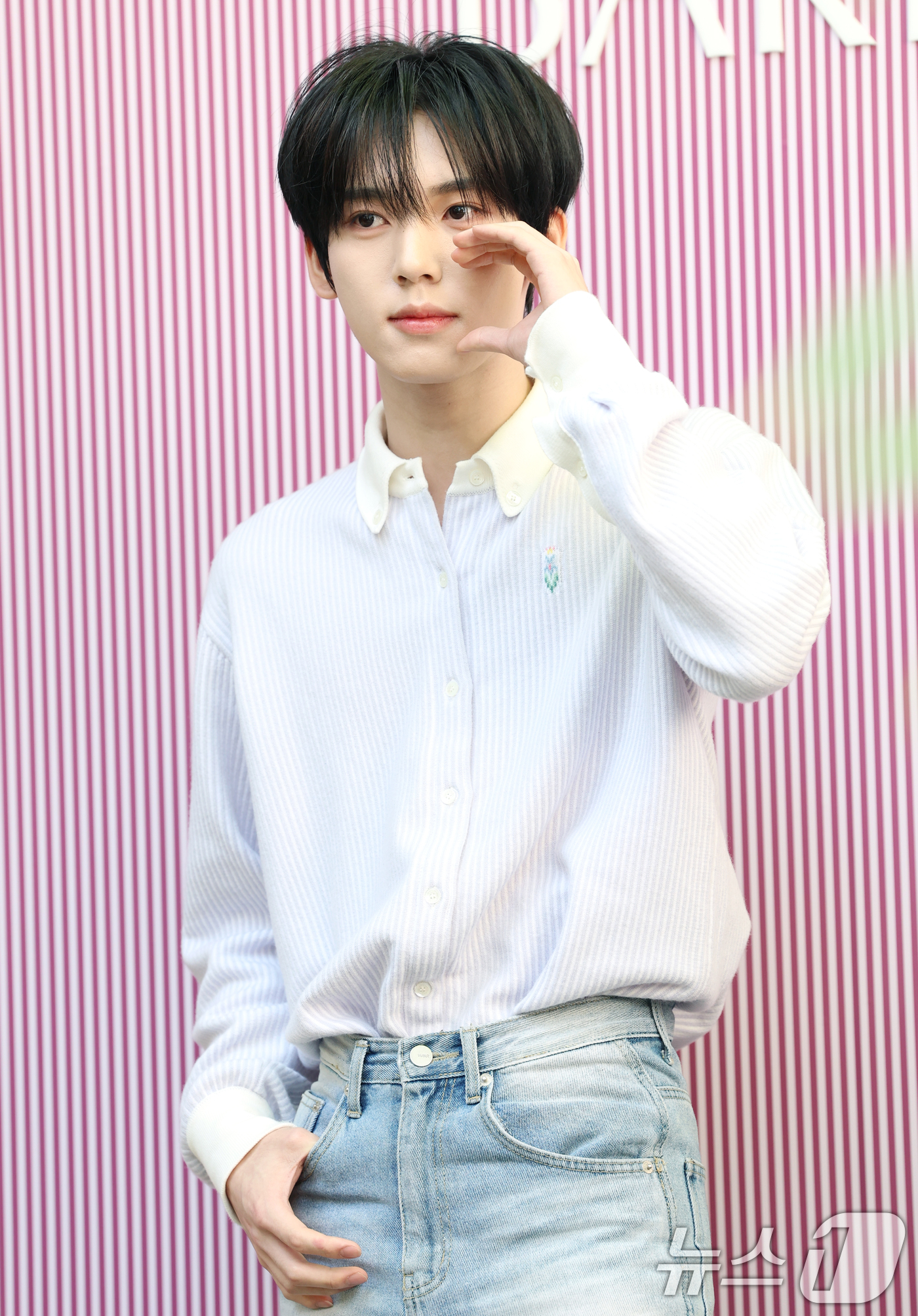 (서울=뉴스1) 권현진 기자 = 제로베이스원 한유진이 23일 오후 서울 강남구 꽁티드툴레아에서 열린 프리미엄 캐시미어 브랜드 ‘배리(BARRIE)’ 옥스포드 이벤트 포토콜 행사에 …