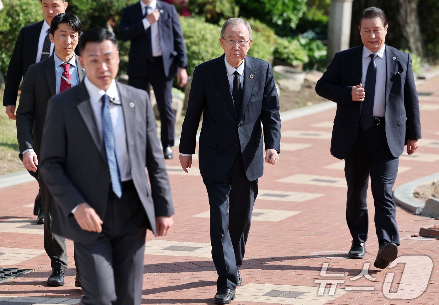(서울=뉴스1) 김성진 기자 = 반기문 전 유엔 사무총장이 23일 서울 종로구 주한 교황청대사관에 마련된 프란치스코 교황 분향소로 향하고 있다. 2025.4.23/뉴스1
