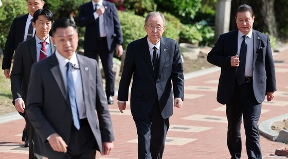 프란치스코 교황 분향소 찾은 반기문 전 유엔 사무총장