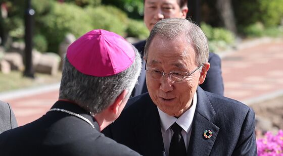 주한 교황청 대사와 인사하는 반기문 전 총장