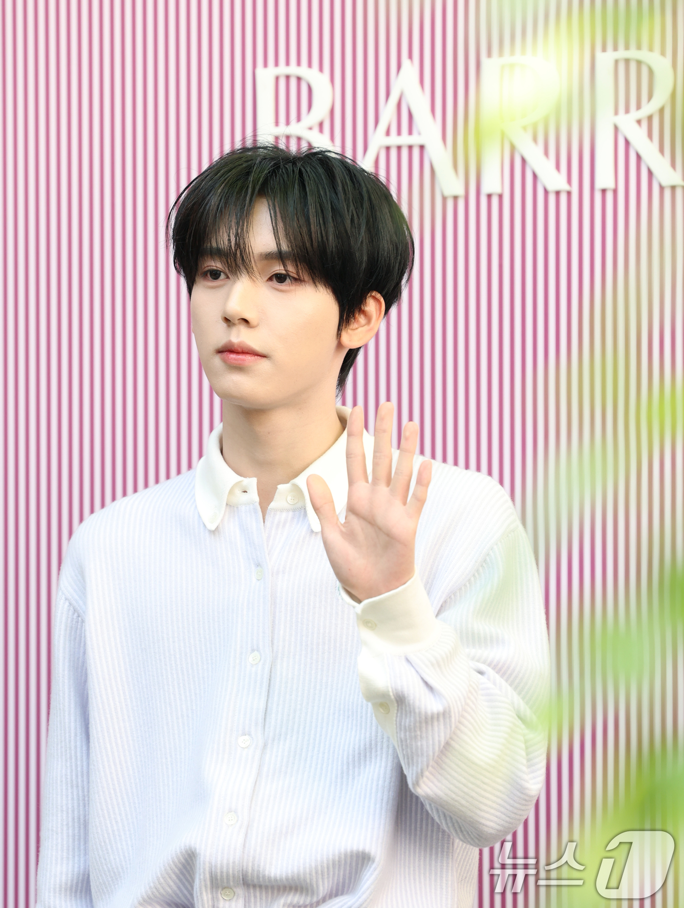 (서울=뉴스1) 권현진 기자 = 제로베이스원 한유진이 23일 오후 서울 강남구 꽁티드툴레아에서 열린 프리미엄 캐시미어 브랜드 ‘배리(BARRIE)’ 옥스포드 이벤트 포토콜 행사에 …