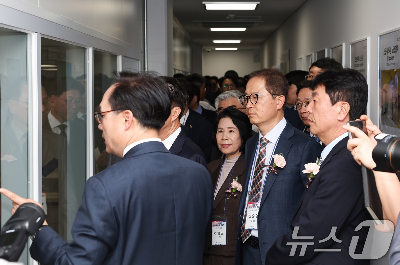 (서울=뉴스1) 이연주 기자 = 이승렬 산업통상자원부 산업정책실장이 23일 충청남도 천안시 충남테크노파크 내 혁신공정센터에서 열린 '디스플레이 혁신공정센터 개소식'에 참석해 센터 …