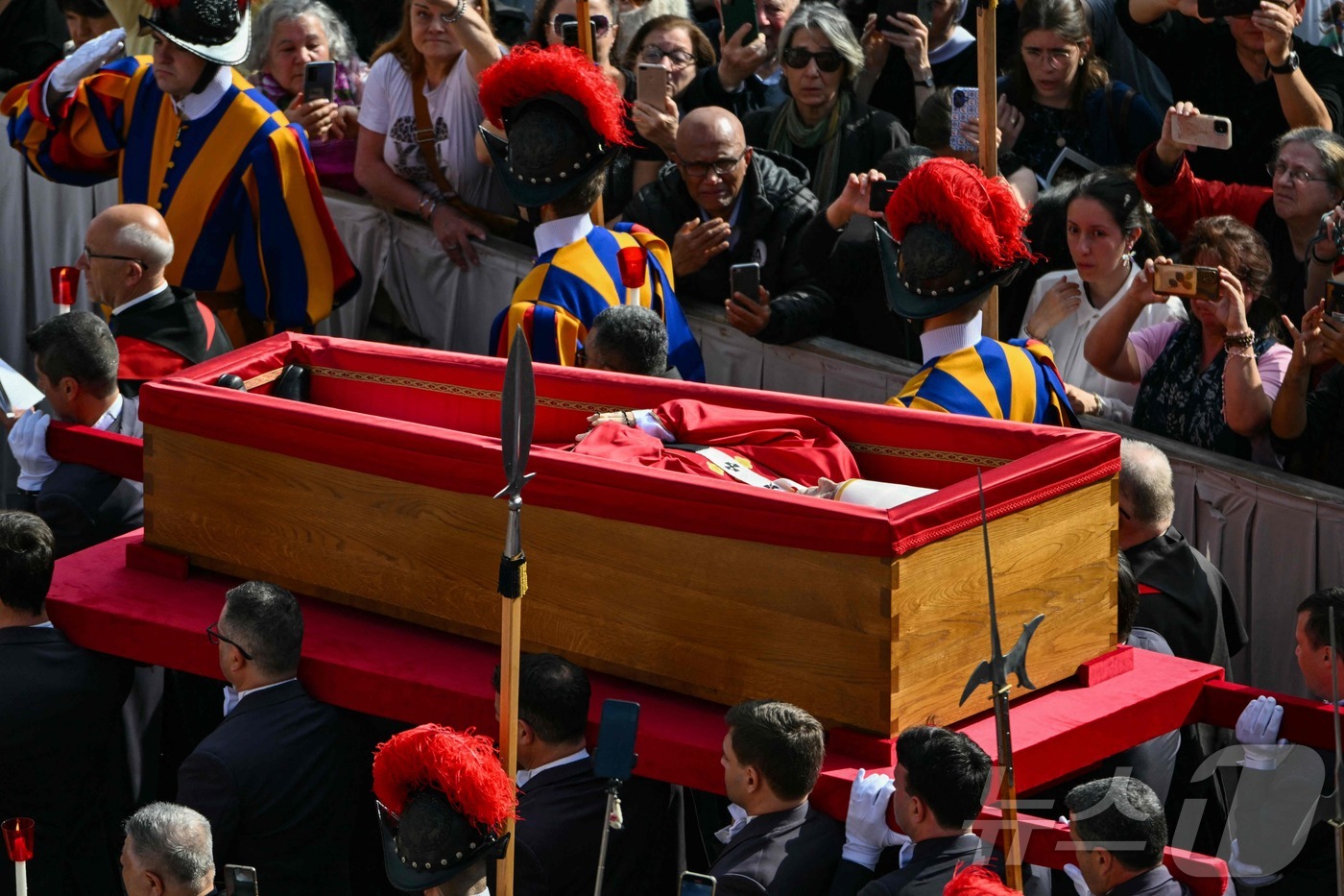 (AFP=뉴스1) 송원영 기자 = 23일(현지시간) 스위스 근위대가 산타 마르타 성당에서 바티칸 성베드로 대성당으로 프란치스코 교황의 관을 운구하고 있다.ⓒ AFP=뉴스1